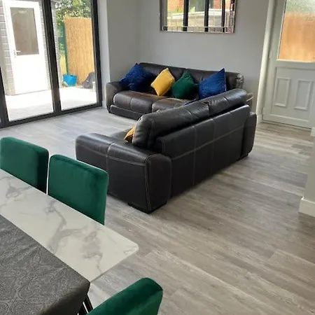 New Build, 3-bed House With Parking. Nyaraló *