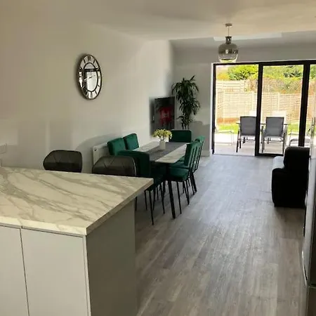 New Build, 3-bed House With Parking. Nyaraló